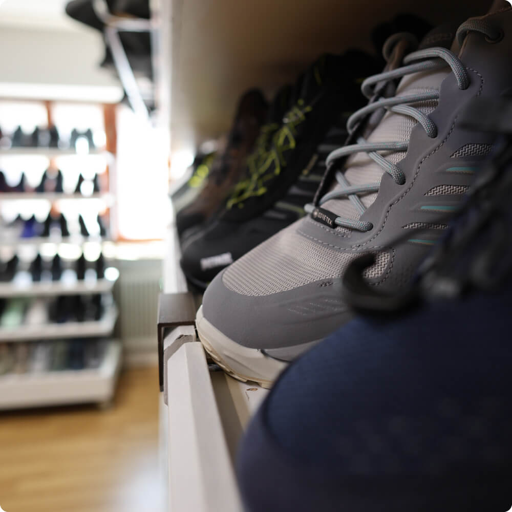 Schuh & Sporthaus Haag ist als Meisterbetrieb behilflich auf der Suche nach dem passendem Schuh.