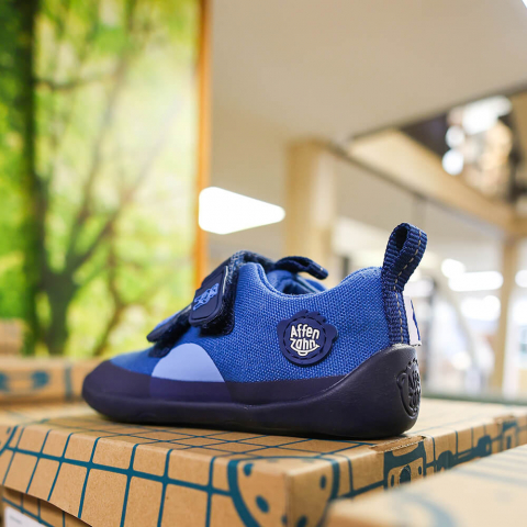 Ein blauer Kinderschuh