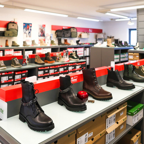 Ein Regal mit Damenstiefeln im Verkaufsraum des Schuhgeschäfts