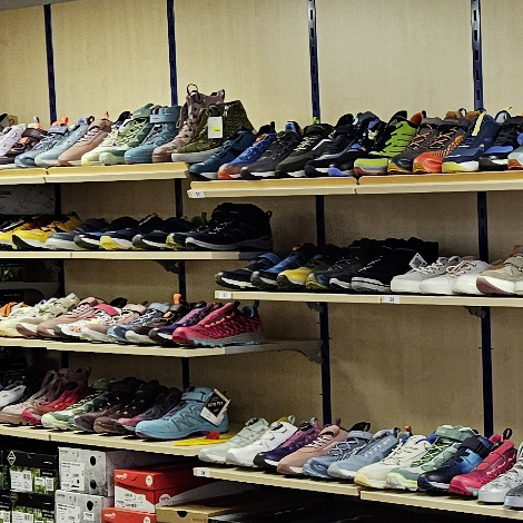 Volles Regal in der Kinderabteilung