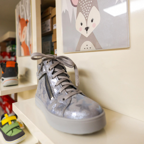 Ein glänzender Mädchenschuh