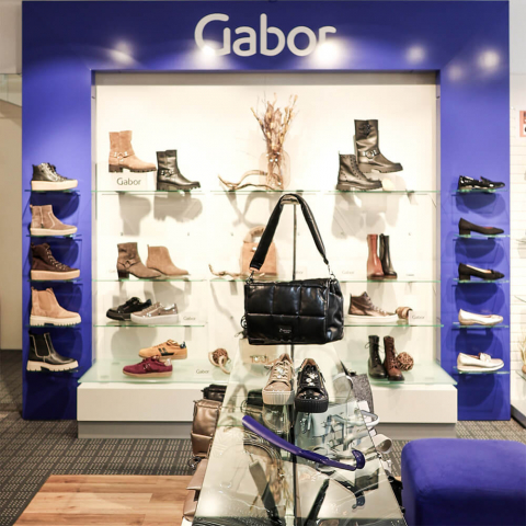 Eine Präsentationsfläche für Damenschuhe und Accessoires von Gabor