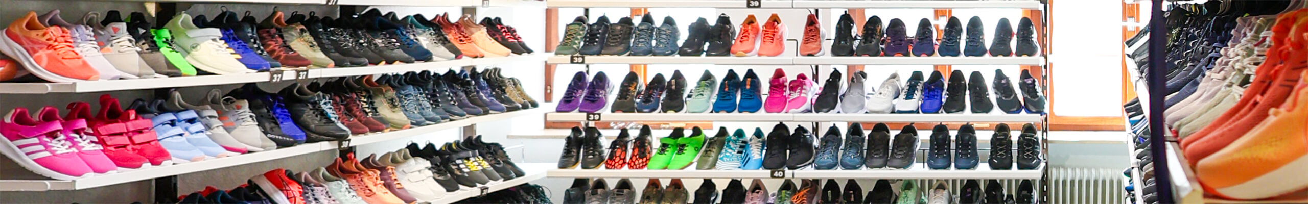 Damensneaker in verschiedenen poppigen Farben im Schuhregal