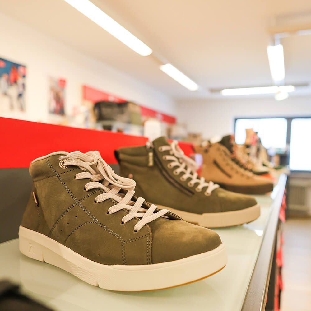Damensneaker auf einem Regal im Schuhgeschäft