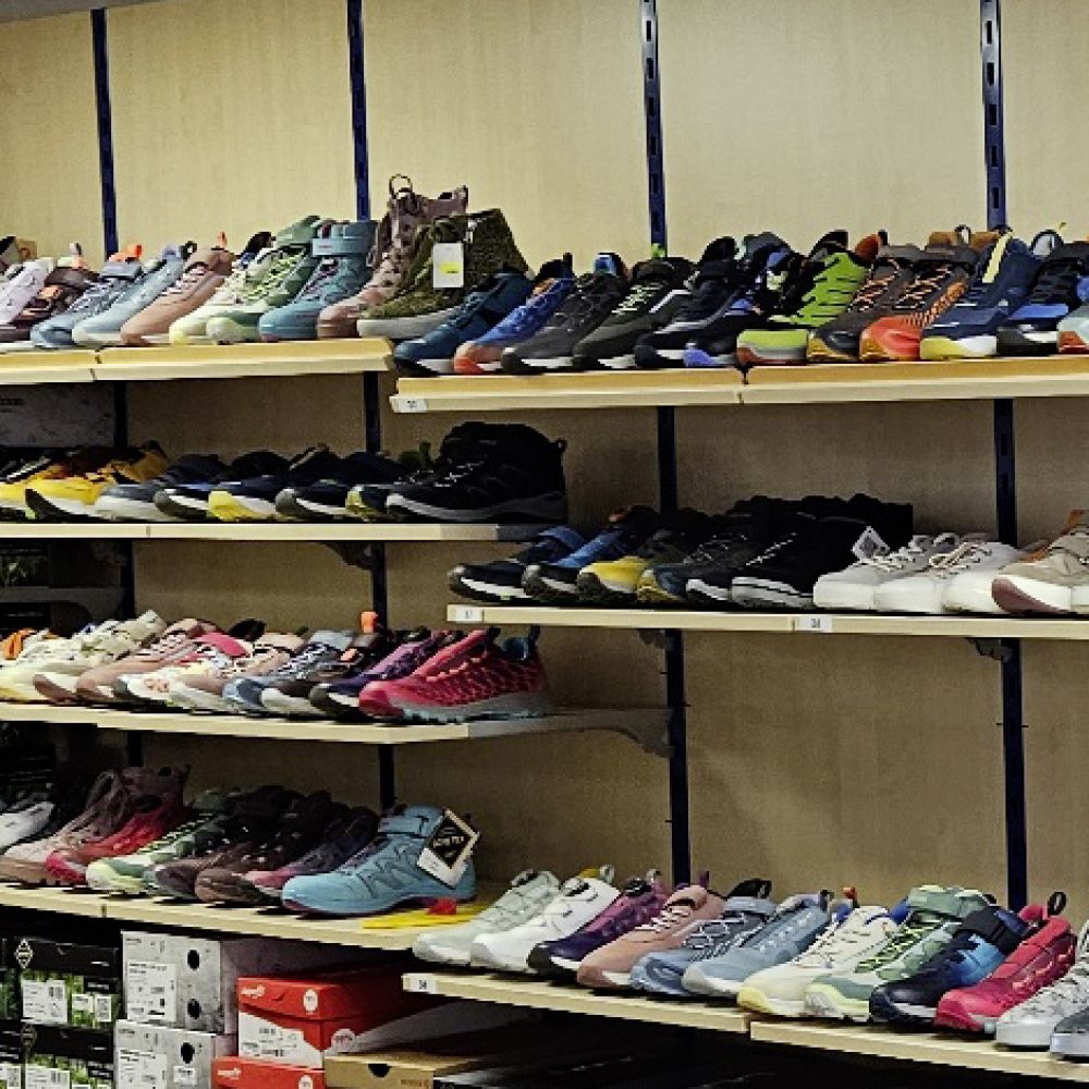 Volles Regal in der Kinderabteilung