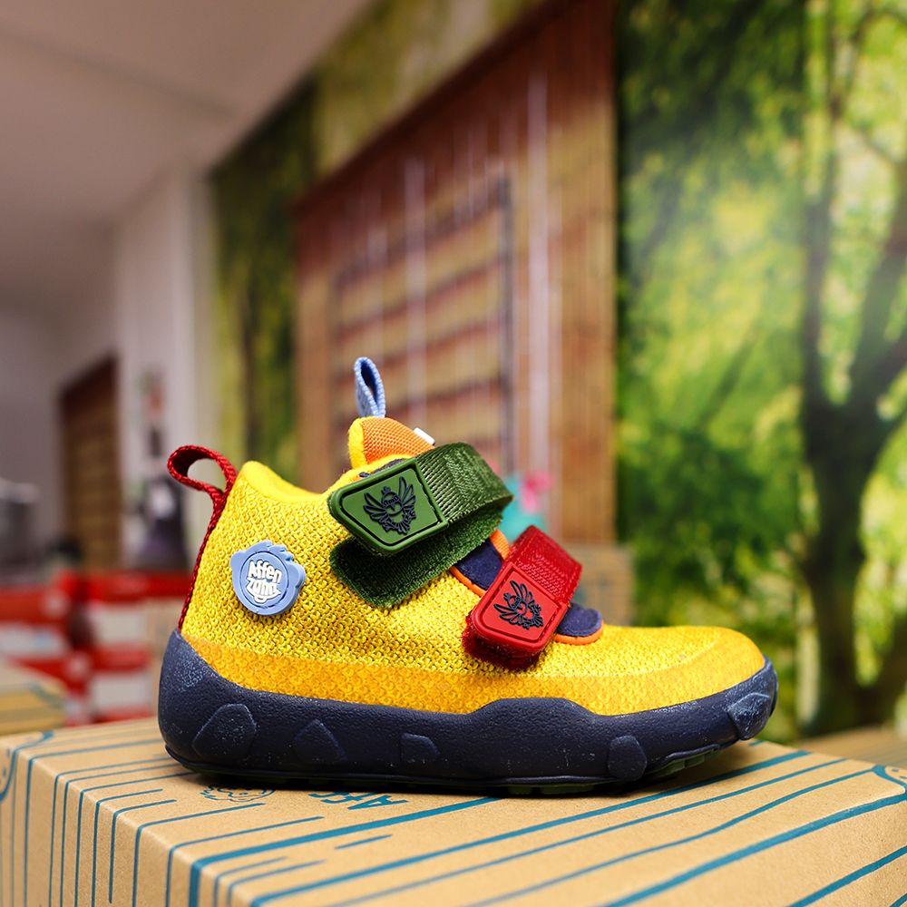 Ein gelber Kinderschuh der Marke Affenzahn 