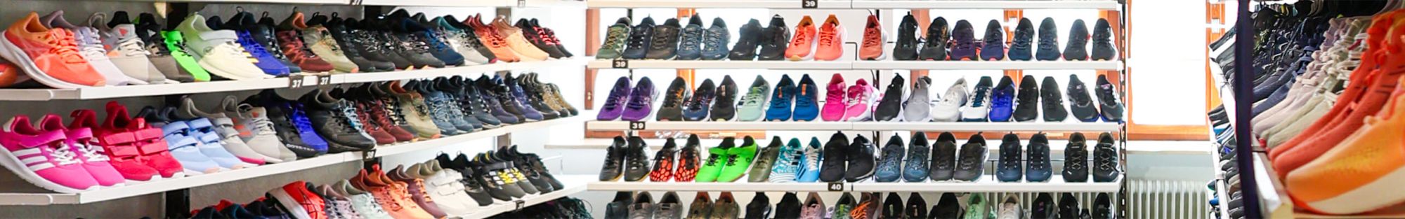 Damensneaker in verschiedenen poppigen Farben im Schuhregal